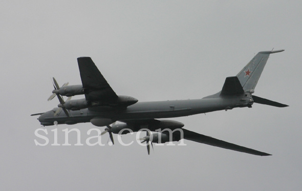 圖文:俄海軍航空兵圖-142潛空中飛過(guò)