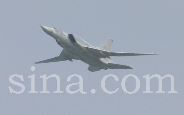 圖文：俄空軍圖-22M逆火轟炸機(jī)接受檢閱
