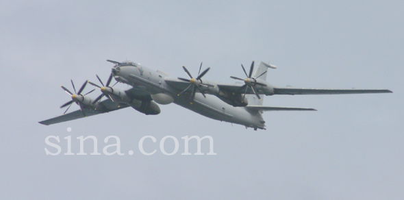 圖文:俄海軍航空兵圖-142反潛機(jī)接受檢閱