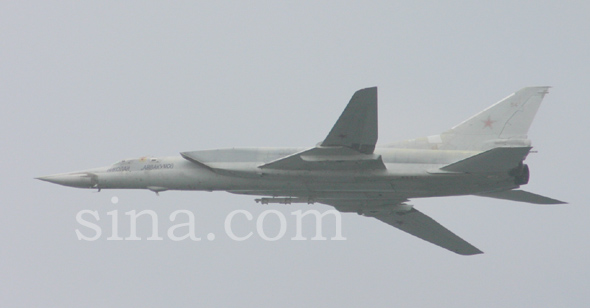 圖文:俄空軍圖-22M逆火轟炸機(jī)接受檢閱