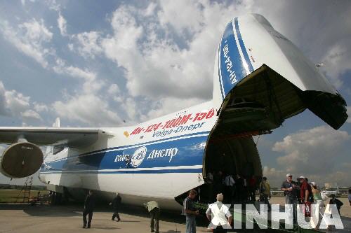 圖文:展出的“安-124-100”大型運(yùn)輸機(jī)
