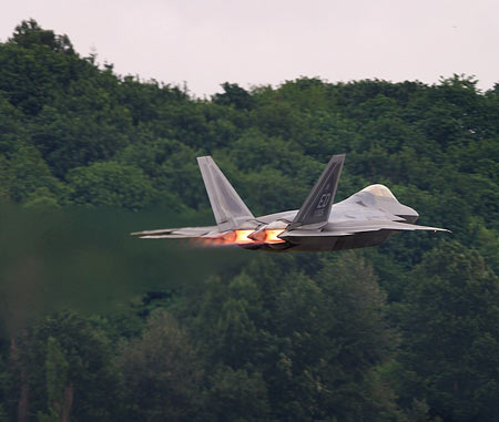 F/A-22戰(zhàn)斗機后續(xù)試驗與評估進展順利(附圖)