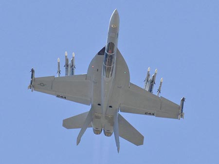 美國海軍F/A-18戰(zhàn)斗機武器投射距離大增(附圖)