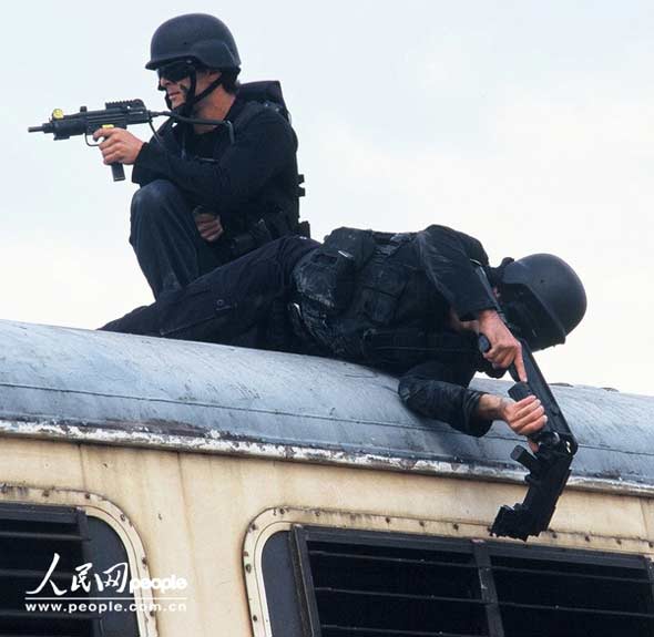 圖文：交替掩護(hù)下可以從車頂發(fā)起攻擊