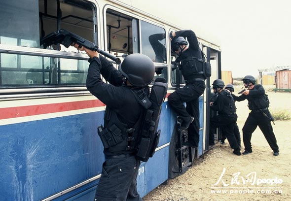 圖文：使用拐彎槍的警察特種突擊分隊(duì)