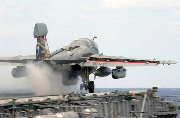 圖文：EA-6B電子攻擊機(jī)從航母上彈射起飛