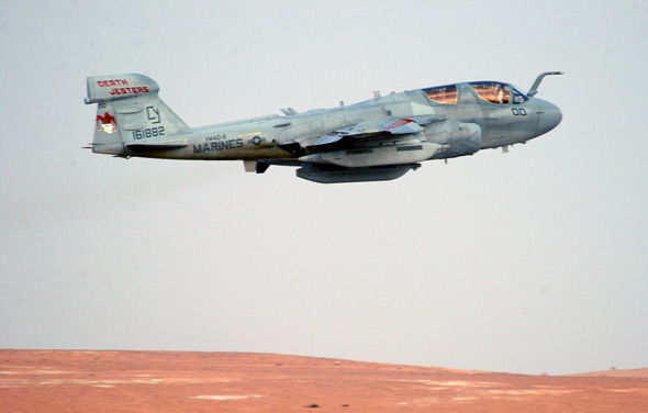 圖文：美海軍EA-6B電子攻擊機執(zhí)行任務(wù)