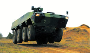 波蘭陸軍“狼獾”裝甲車進(jìn)行惡劣天氣試驗(yàn)(圖)
