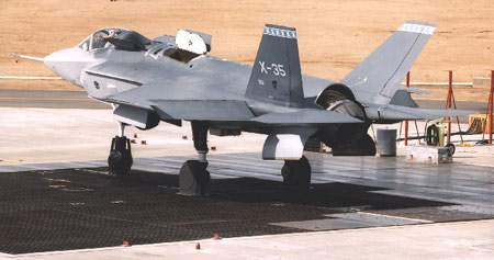美國(guó)首架F-35聯(lián)合攻擊戰(zhàn)斗機(jī)下線(組圖)