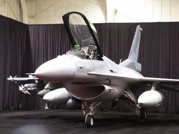 智利空軍接裝首批兩架F-16戰(zhàn)斗機(jī)(附圖)
