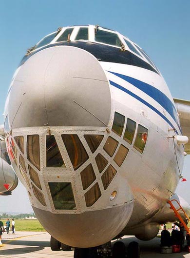 俄空軍改進(jìn)型伊爾76可單機(jī)投放三輛戰(zhàn)車(組圖)