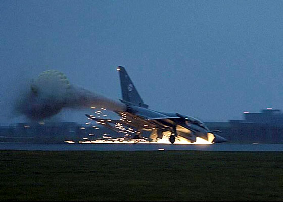 組圖：歐洲戰(zhàn)斗機(jī)EF-2000機(jī)頭栽地
