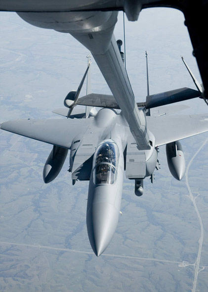 圖文：F-15K型戰(zhàn)斗轟炸機(jī)進(jìn)行空中加油