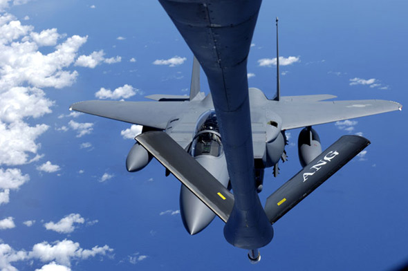 圖文：F-15K型戰(zhàn)斗轟炸機(jī)飛臨空中加油機(jī)
