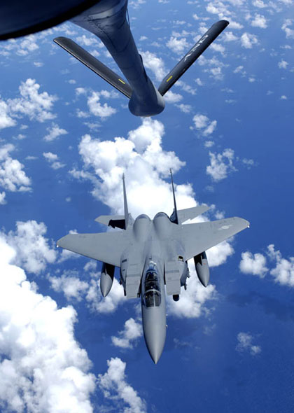 圖文：F-15K型戰(zhàn)斗轟炸機飛離空中加油機