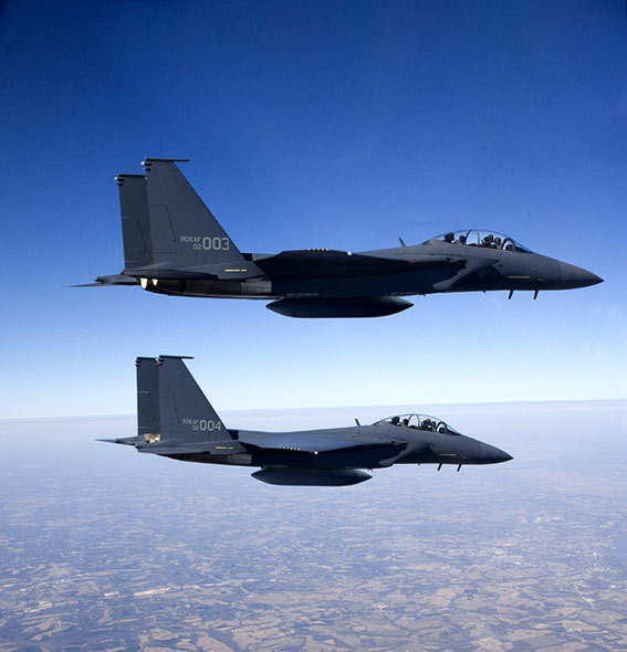 圖文：編號003、004兩架F-15K戰(zhàn)機(jī)飛向韓國