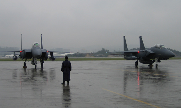 圖文：首批兩架F-15K戰(zhàn)機進入韓國空軍服役