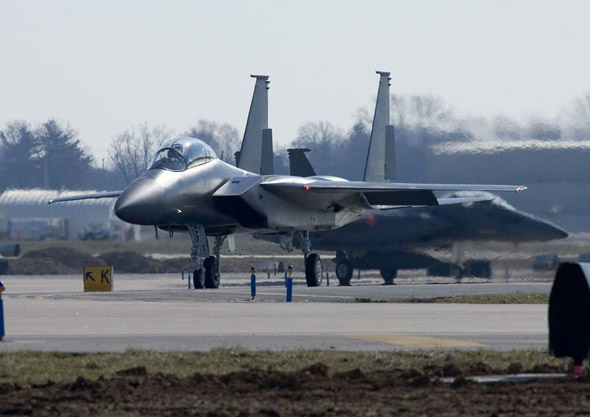 圖文：兩架韓國F-15K型戰(zhàn)機準備起飛
