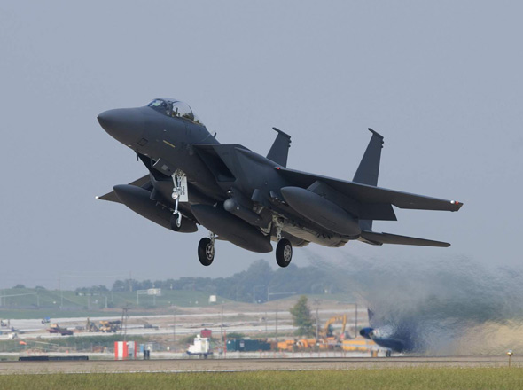 圖文：韓國空軍F-15K型戰(zhàn)斗轟炸機起飛