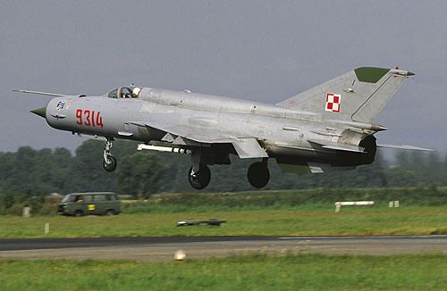 圖文：波蘭空軍米格-21戰(zhàn)機起飛