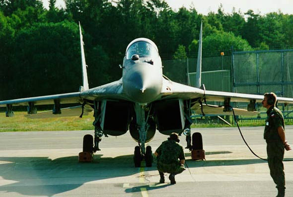 圖文：波蘭空軍地勤人員檢修米格-29戰(zhàn)機(jī)
