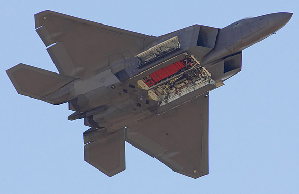 圖文：F-22機(jī)腹下的內(nèi)置武器艙呈開啟狀態(tài)