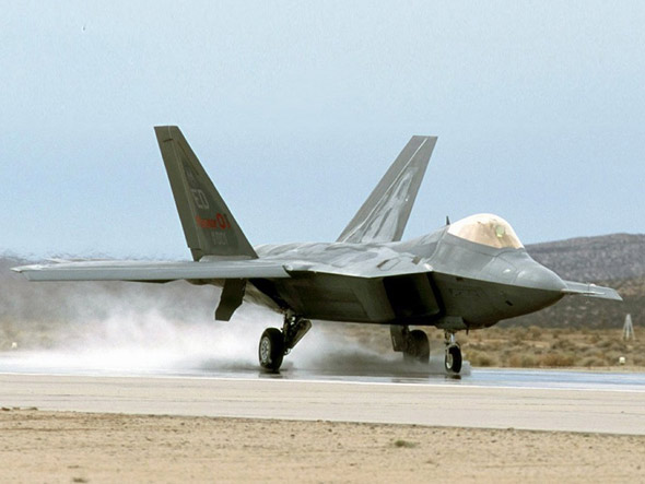 圖文：F-22猛禽戰(zhàn)機(jī)完成試飛降落機(jī)場
