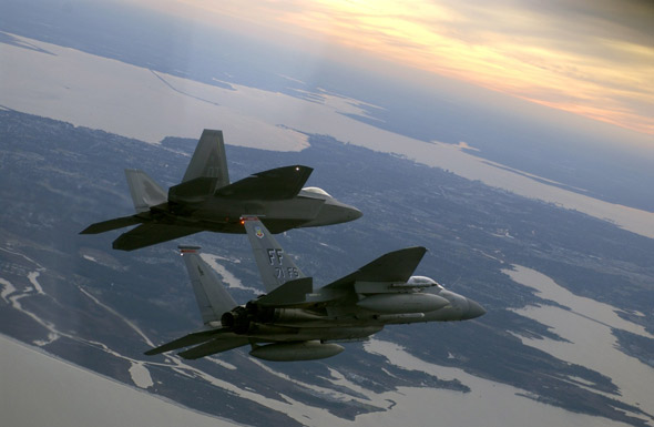 圖文：F-22猛禽與F-15鷹結(jié)伴飛行