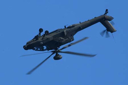 美陸軍攻擊直升機指揮控制無人機演示成功(圖)