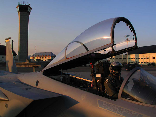 圖文：美空軍F-15飛行員頭帶聯(lián)合頭盔提示系統(tǒng)