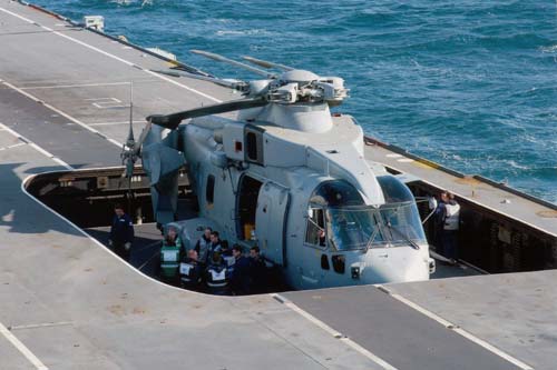 圖文：提升到航母甲板上的EH101海軍型直升機(jī)