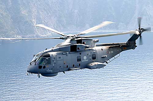 圖文：EH101海軍型直升機(jī)掠海飛行