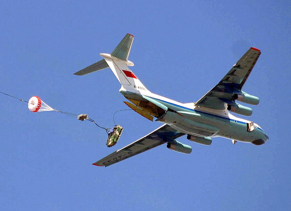 圖文：ZBD2000傘兵戰(zhàn)車空投出艙