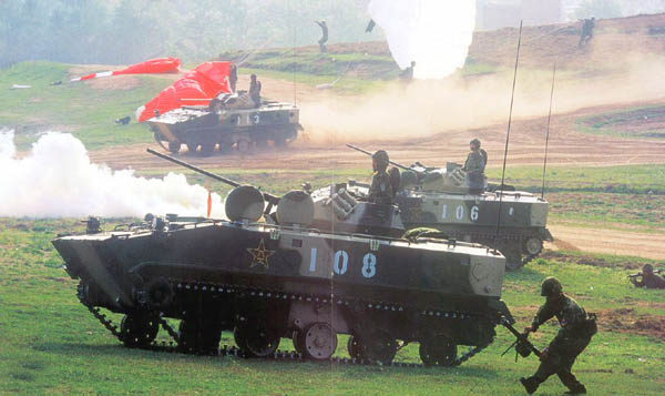 圖文：ZBD2000傘兵戰(zhàn)車成為我空降兵重要武器