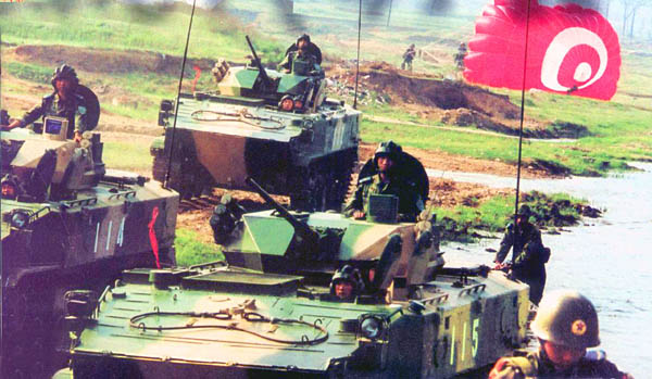 圖文：ZBD2000傘兵戰(zhàn)車編隊進攻