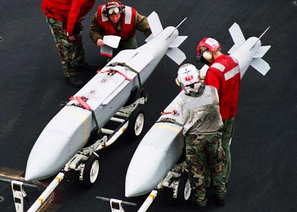 圖文：美地勤人員正在檢查AGM-154C防區(qū)外武器