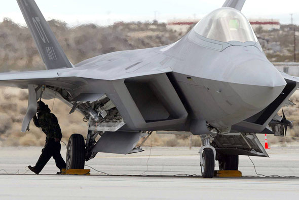 美軍將對(duì)剛服役四個(gè)月F-22A戰(zhàn)機(jī)進(jìn)行改裝(圖)