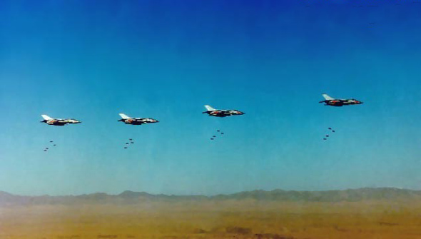 圖文：中國空軍強五型攻擊機編隊密集轟炸