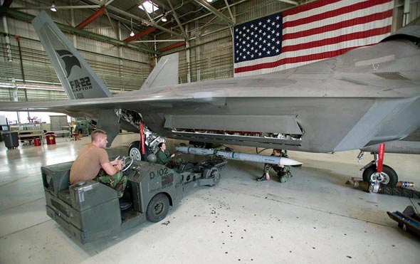 F-22A戰(zhàn)機(jī)首次攜帶AIM-120D導(dǎo)彈進(jìn)行試飛(圖)