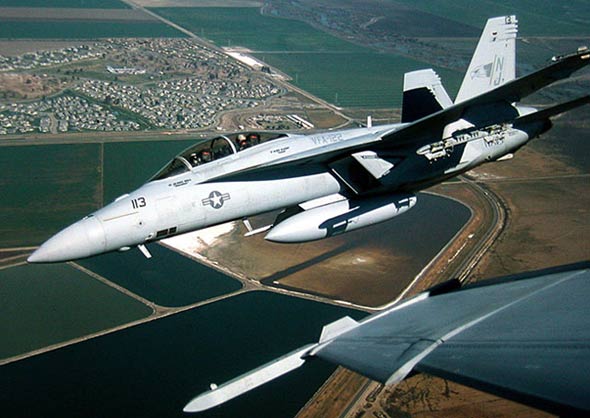 美F/A-18F演示用新雷達(dá)進(jìn)行對(duì)地攻擊和空戰(zhàn)格斗