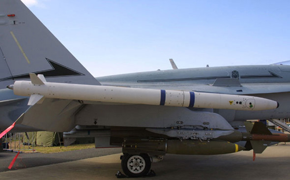 圖文：F/A-18戰(zhàn)機(jī)加掛英國(guó)ASRAAM格斗導(dǎo)彈