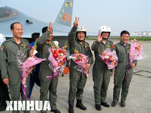 中國自主研制新型高教機“獵鷹”橫空出世(3)