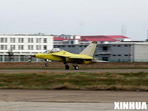 中國自主研制新型高教機“獵鷹”橫空出世