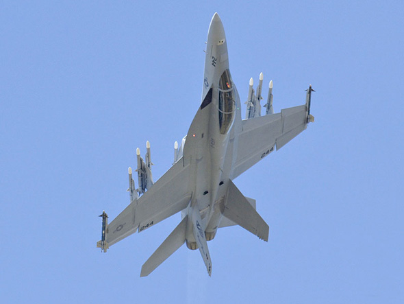 圖文：美海軍F/A-18F戰(zhàn)機做飛行表演