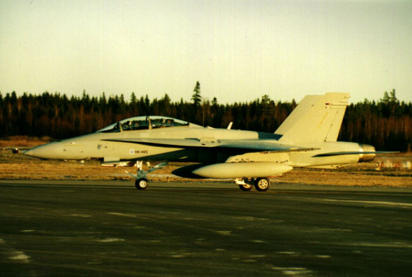 芬蘭將三架大黃蜂零件拼成一架新型F-18D(圖)