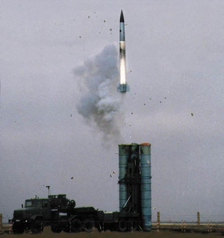 俄羅斯稱S-400防空導(dǎo)彈系統(tǒng)可攻擊空間目標(biāo)(圖)