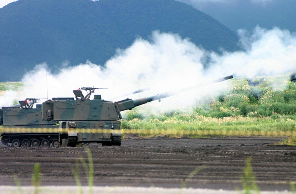 圖文：陸上自衛(wèi)隊99式自行榴彈炮編隊集火射擊