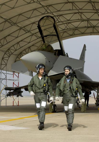 歐洲戰(zhàn)斗機(jī)EF2000首次投放空對(duì)地武器(圖)