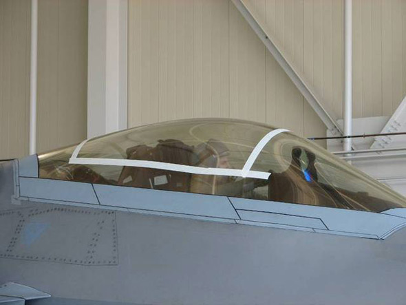 F-22A座艙蓋開閉系統(tǒng)失效救援人員動(dòng)用切割器