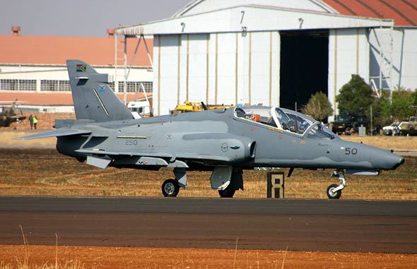 南非空軍接收首批兩架鷹式戰(zhàn)斗教練機(jī)(圖)